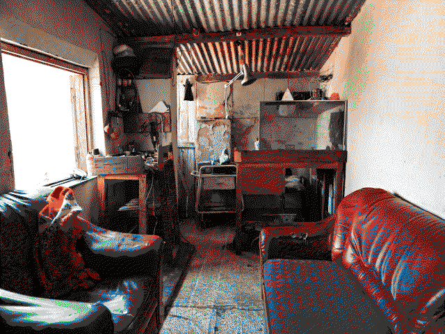L'intérieur de l'atelier de Papi avec les établis au fond et deux fauteils près de l'entrée.