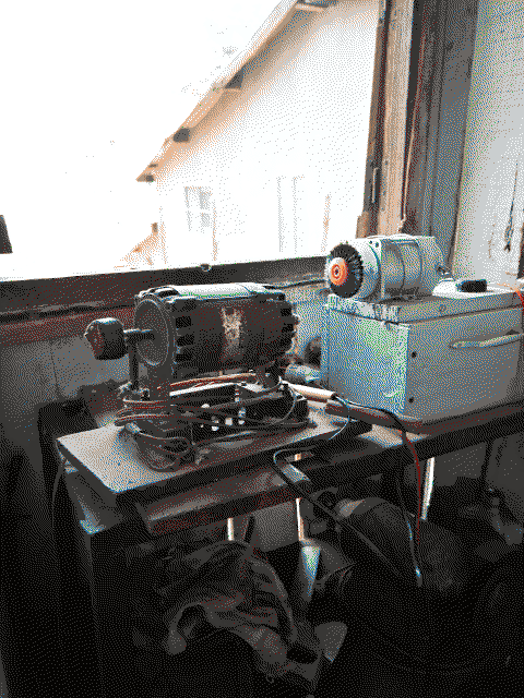 Deux machines-outils électriques qui servent à brosser les pièces terminées.