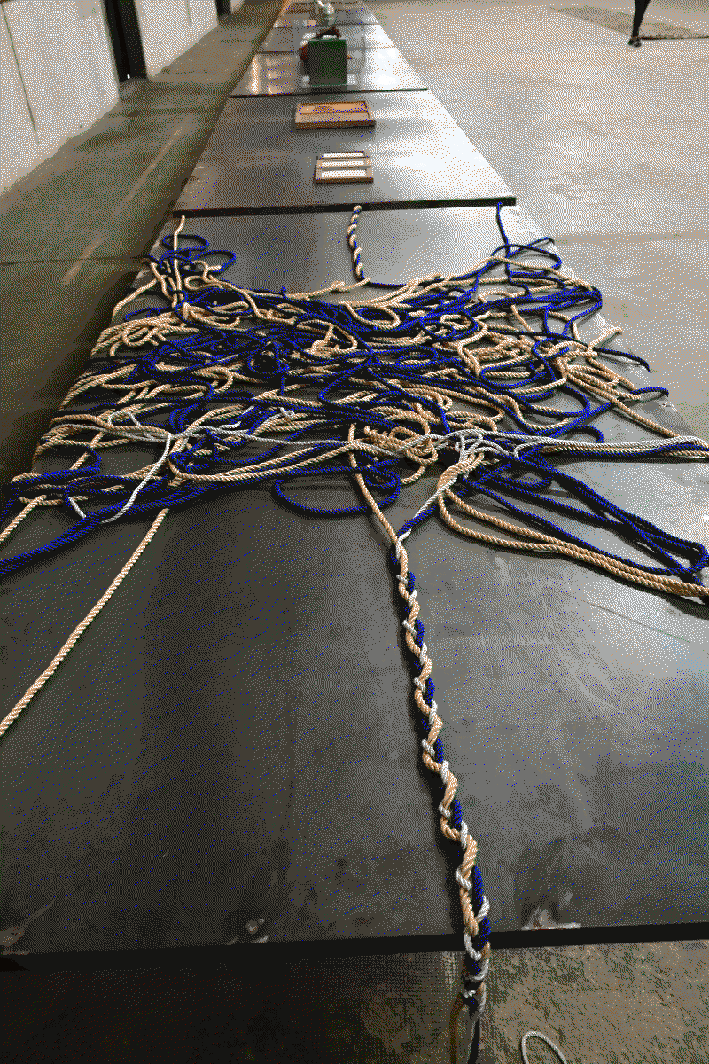 Photo d'un assemblage de cordes de couleurs symbolisant les liens entre Richianny, Mat Li et l'arrivée de leur enfant dans leur vie