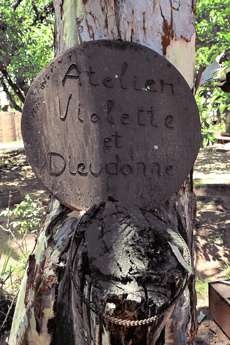 Photo du panneau en métal à l'entrée de l'atelier Violette et Dieudonné