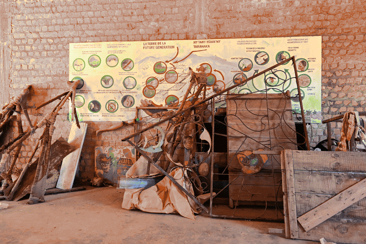 Photo d'un panneau d'éducation à l'écologie dans une salle de classe