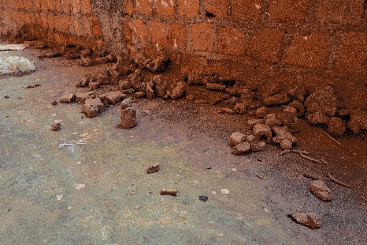 Photo de morceaux de statuettes en argile, restes d'un atelier d'initiation à l'art avec les enfants de l'école
