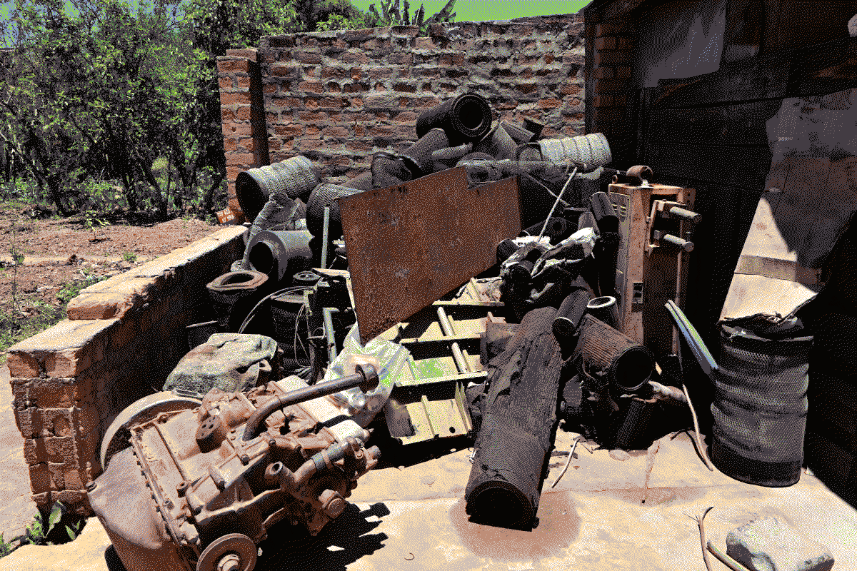 Photo de pièces de moteurs, pièces de véhicules et morceaux de tôle stockées en attente de réutilisation pour des pièces d'artisanat