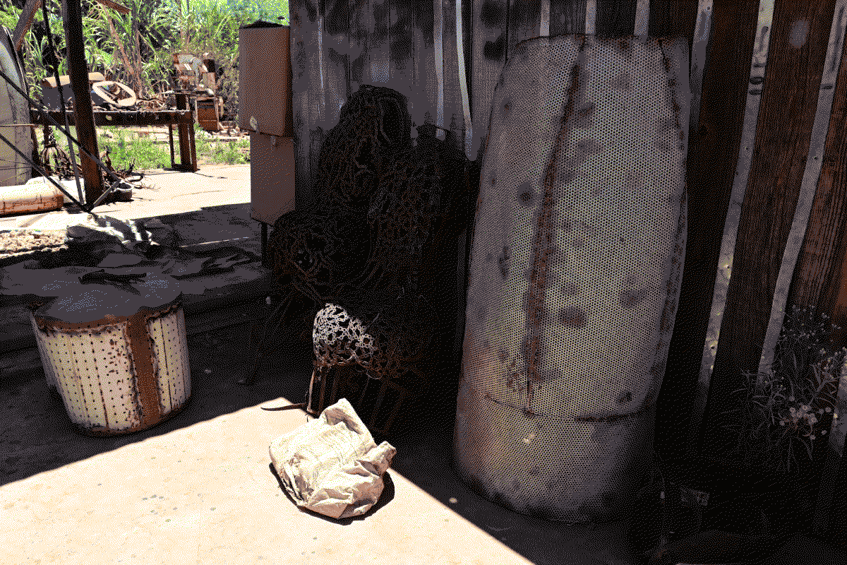 Photo de pièces en cours de fabrication: des bustes fabriqués à partir de chaine de moto et un tronc de baobab fait à partir de tôle perforée